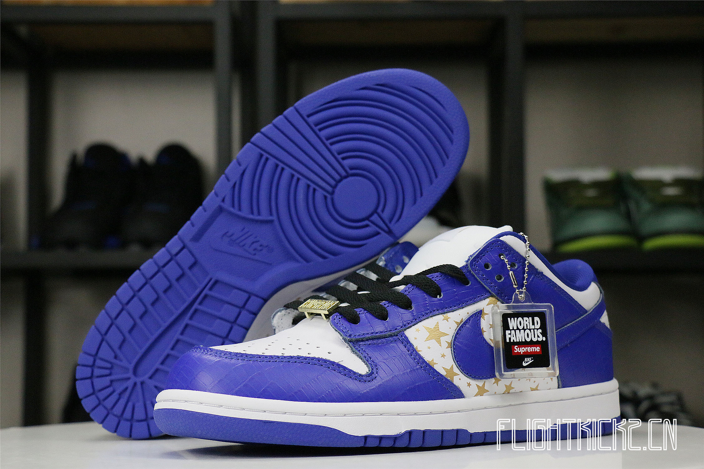 Nike SB Dunk Low Supreme Hyper Royal