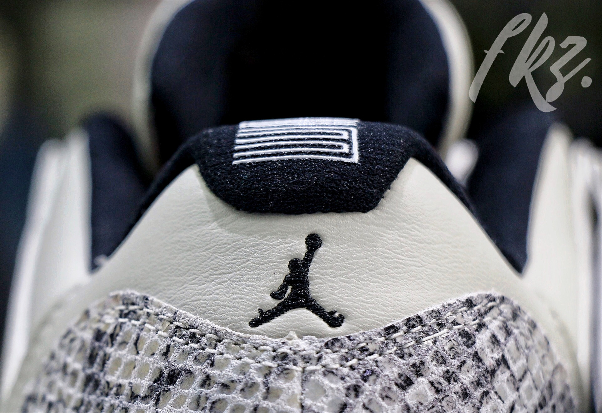 Air Jordan 11 Retro Low Snakeskin Light Bone