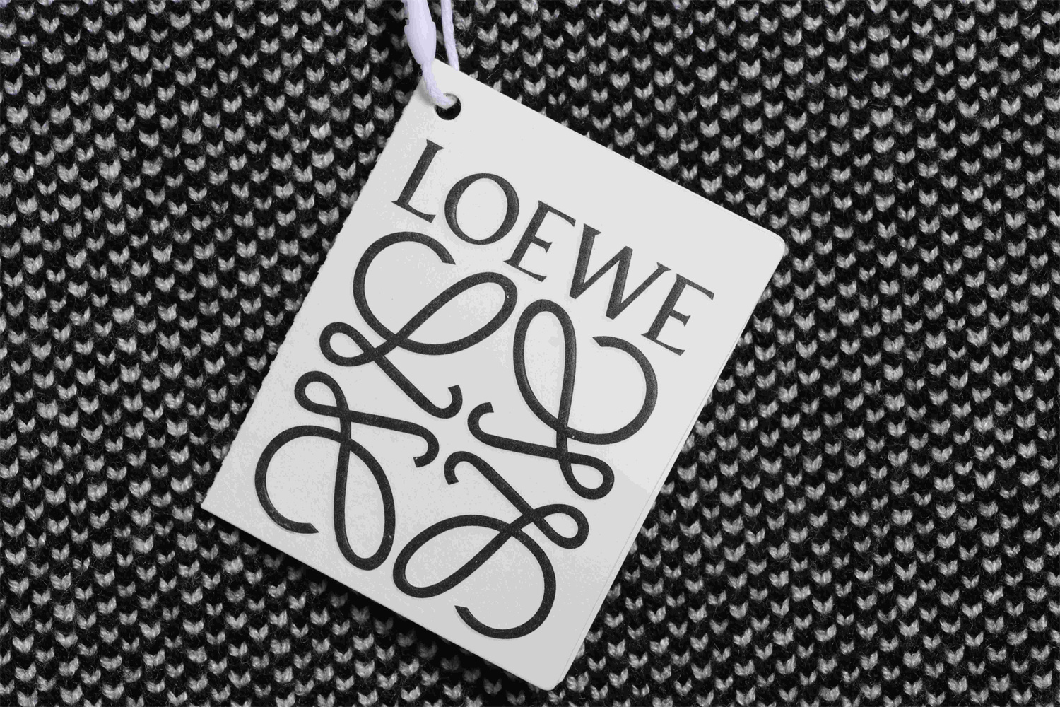 LOEVVE 22FW Ribbon Embroidered Crew Neck Sweater