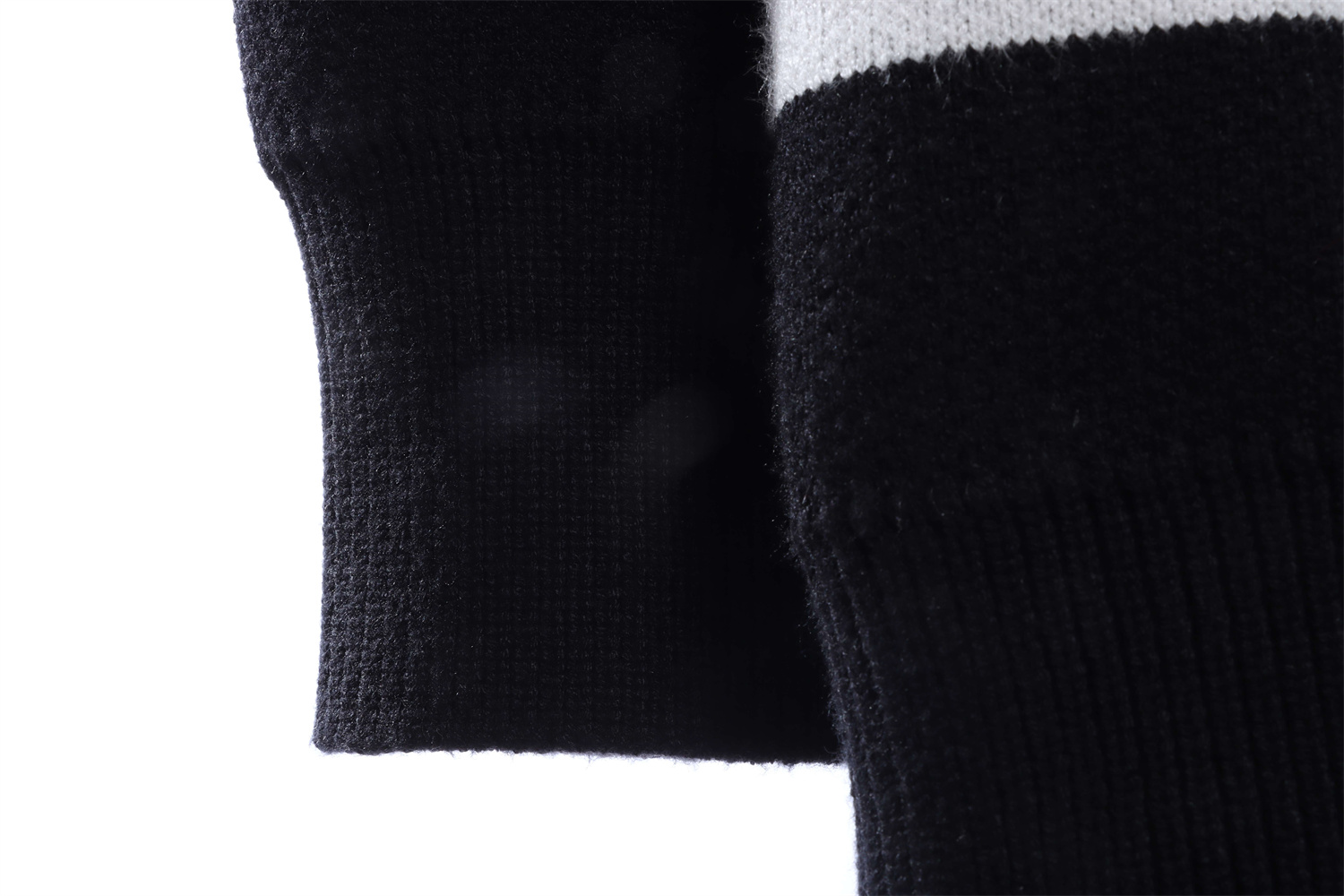 LOEVVE 22FW Ribbon Embroidered Crew Neck Sweater