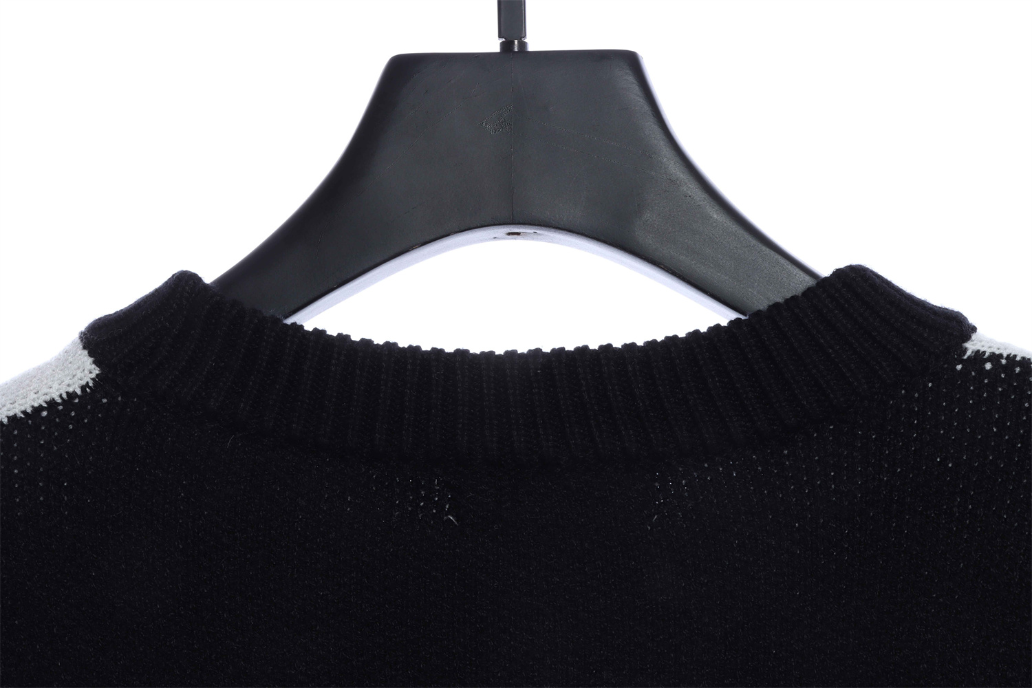 LOEVVE 22FW Ribbon Embroidered Crew Neck Sweater