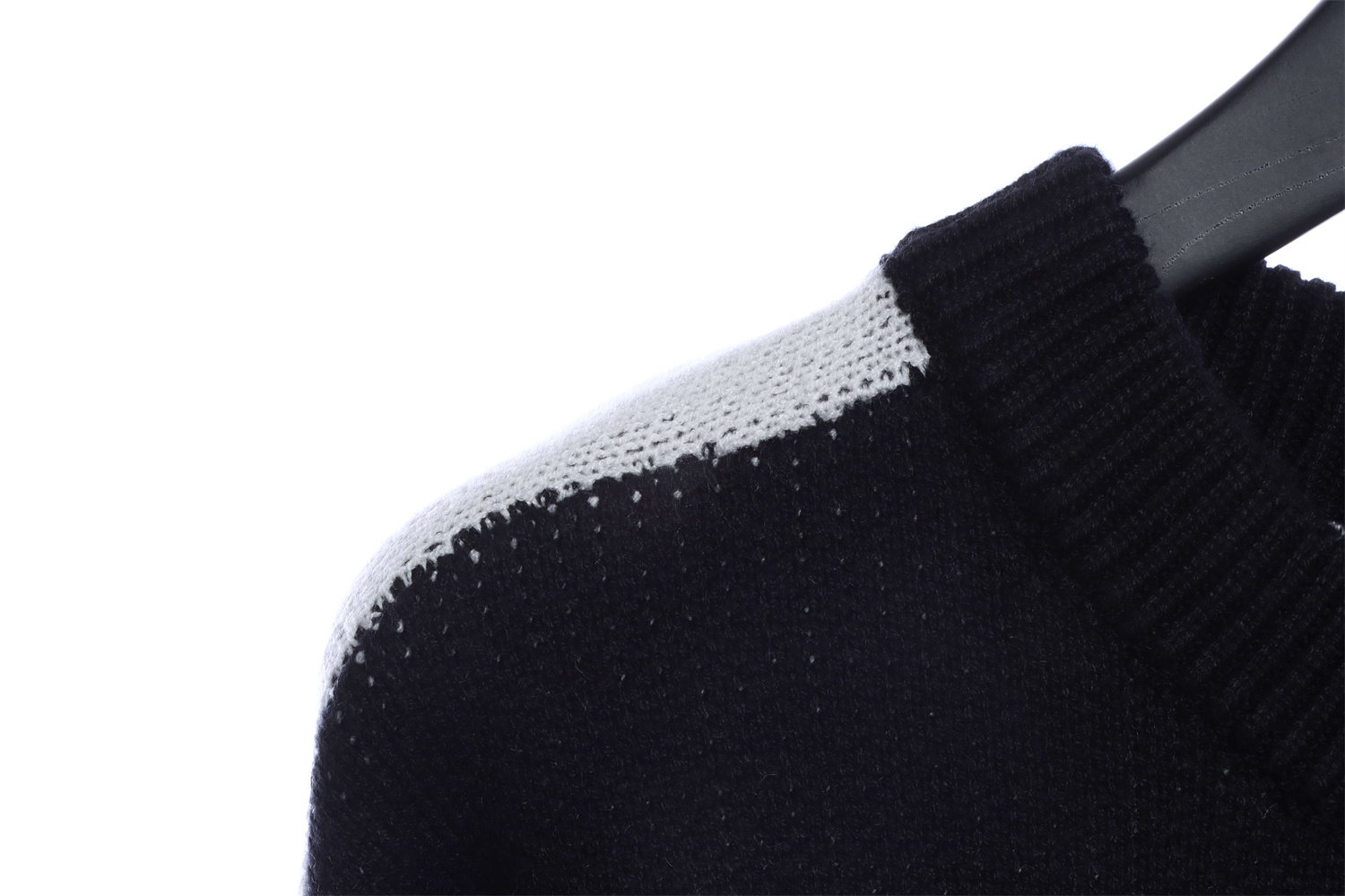 LOEVVE 22FW Ribbon Embroidered Crew Neck Sweater