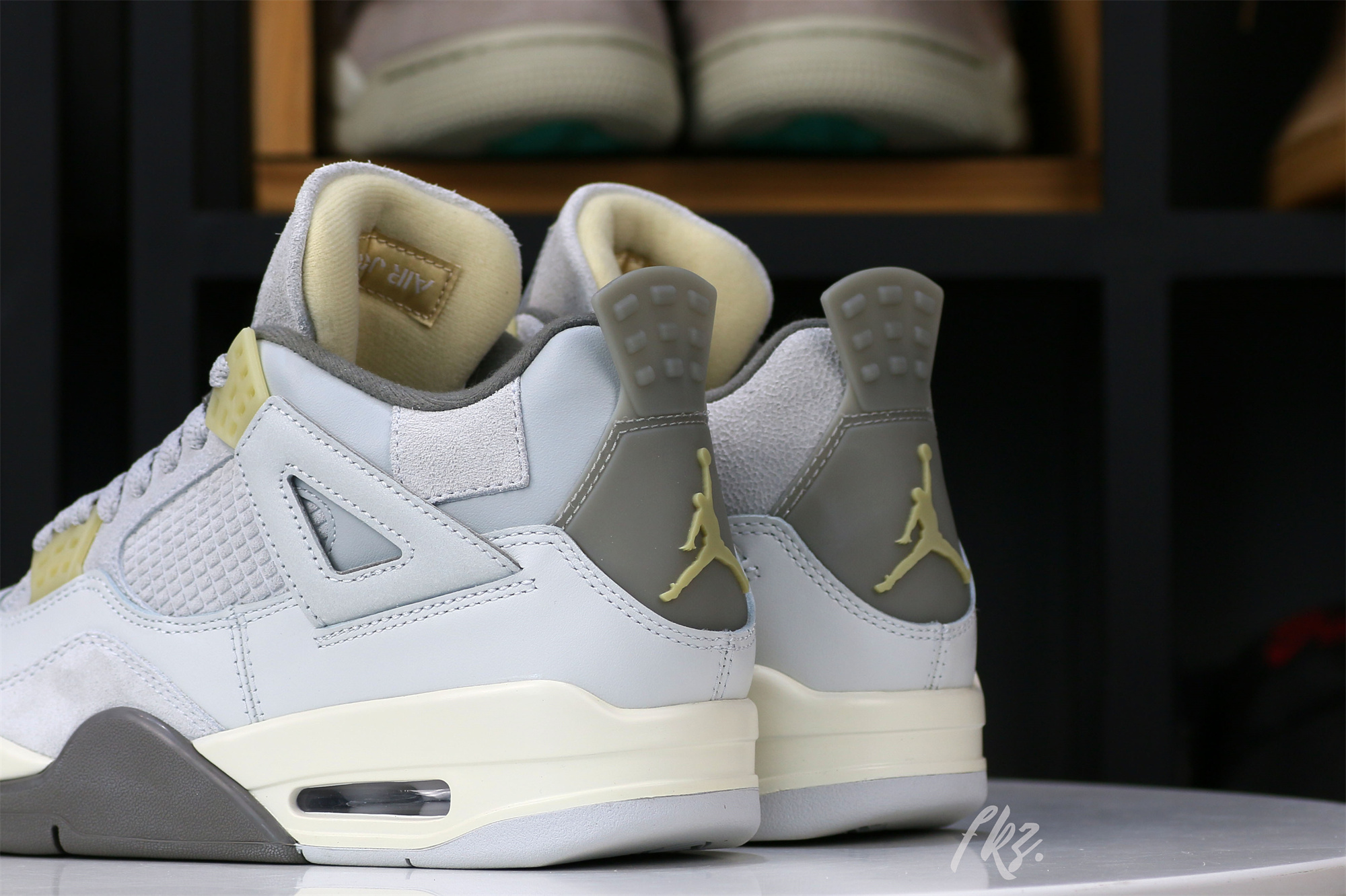 Air Jordan 4 Retro SE Craft Photon Dust