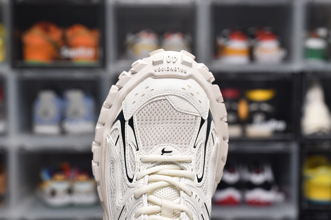 Balenciag* Defender black & white