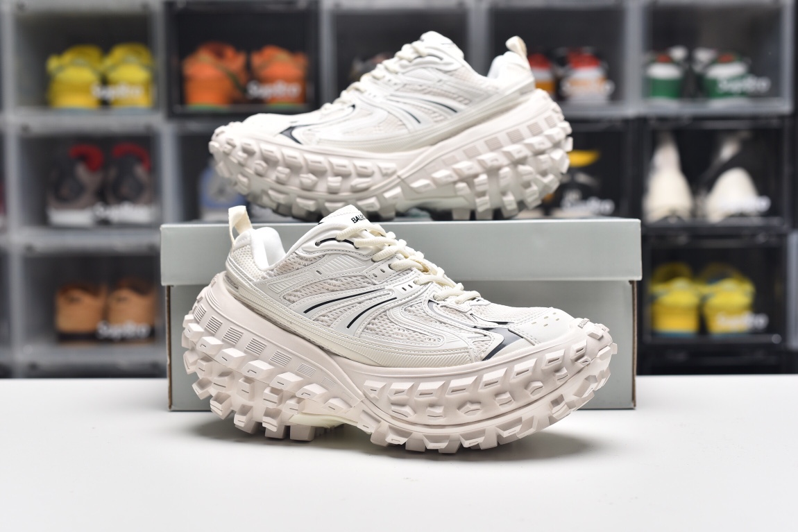 Balenciag* Defender black & white