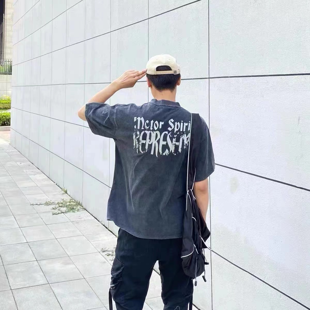 Represent makes old washing letters with short sleeves