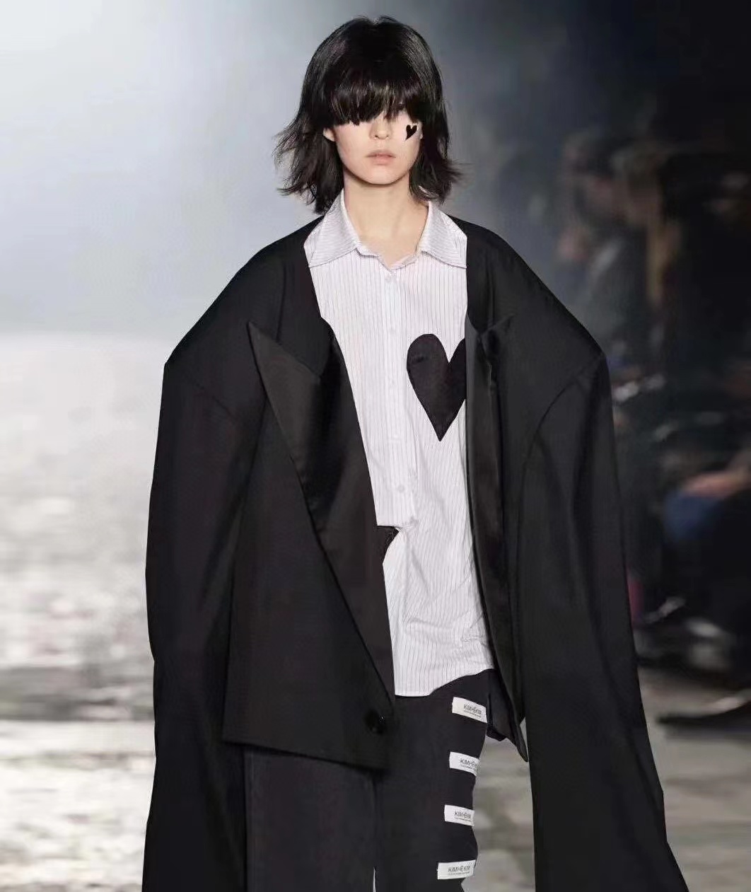 Mo&Co Joint Vertical Stripe Love Patch Shirt