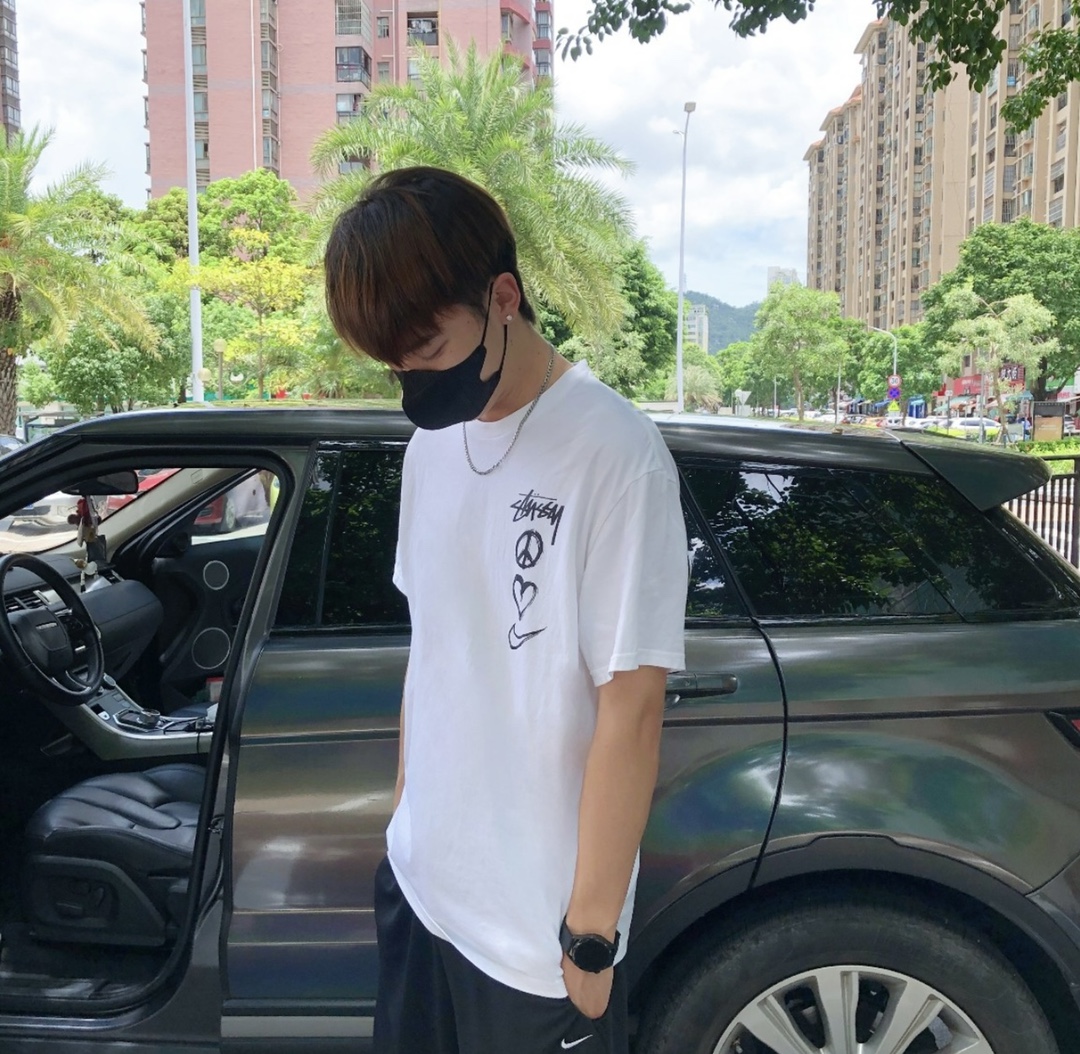 Nike Stuart co-signed the Love letter pattern short sleeves