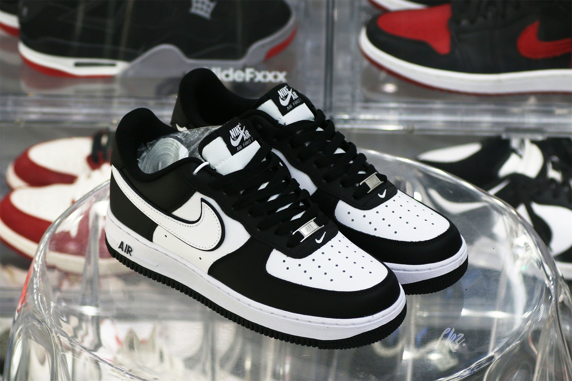 Nike Air Force 1 ’07 Low White Swoosh Panda