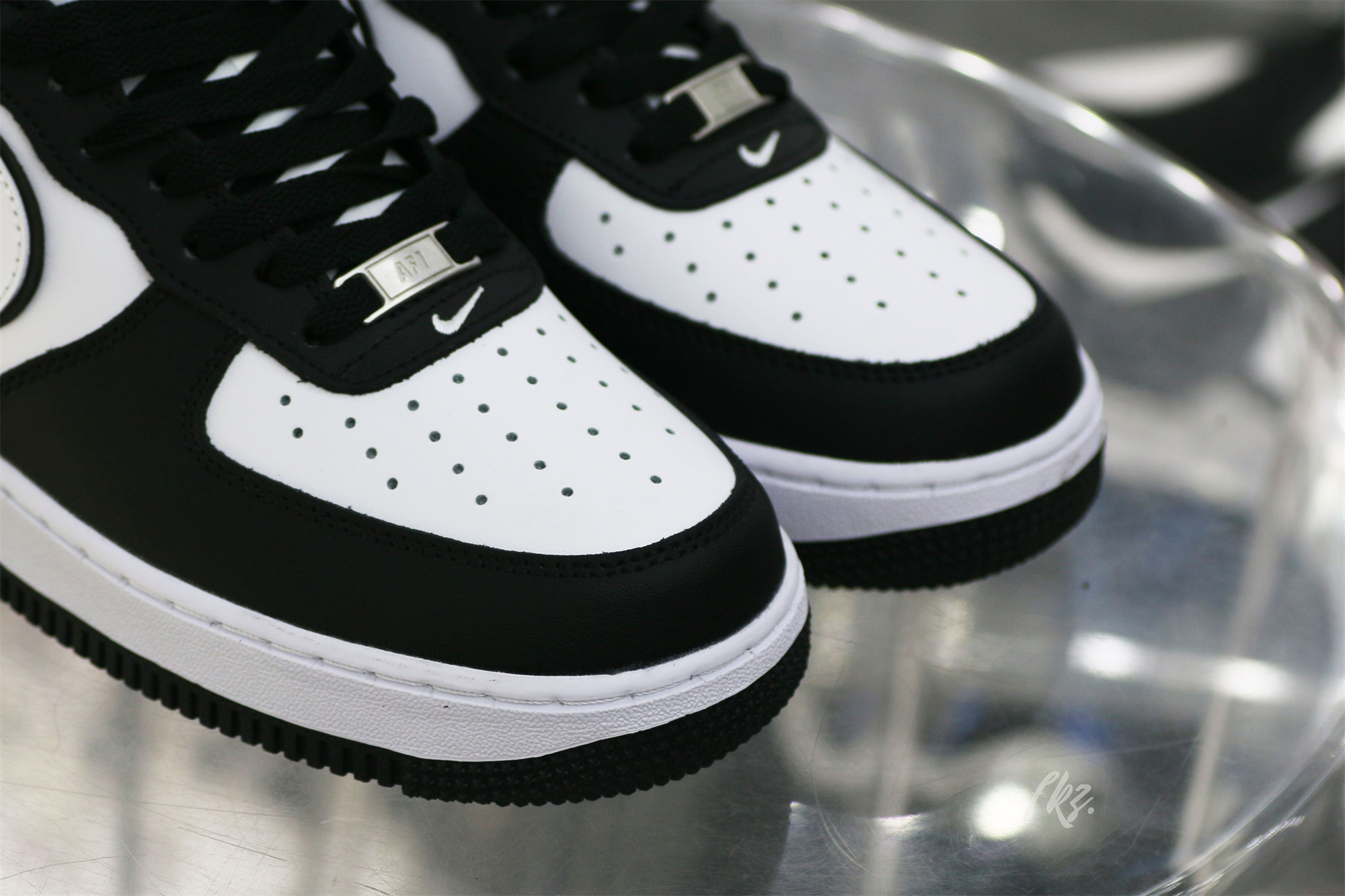 Nike Air Force 1 ’07 Low White Swoosh Panda