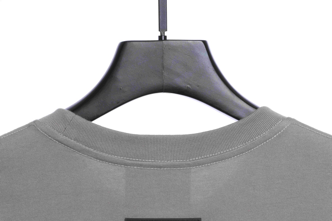 Essentials back silicone letter short sleeve