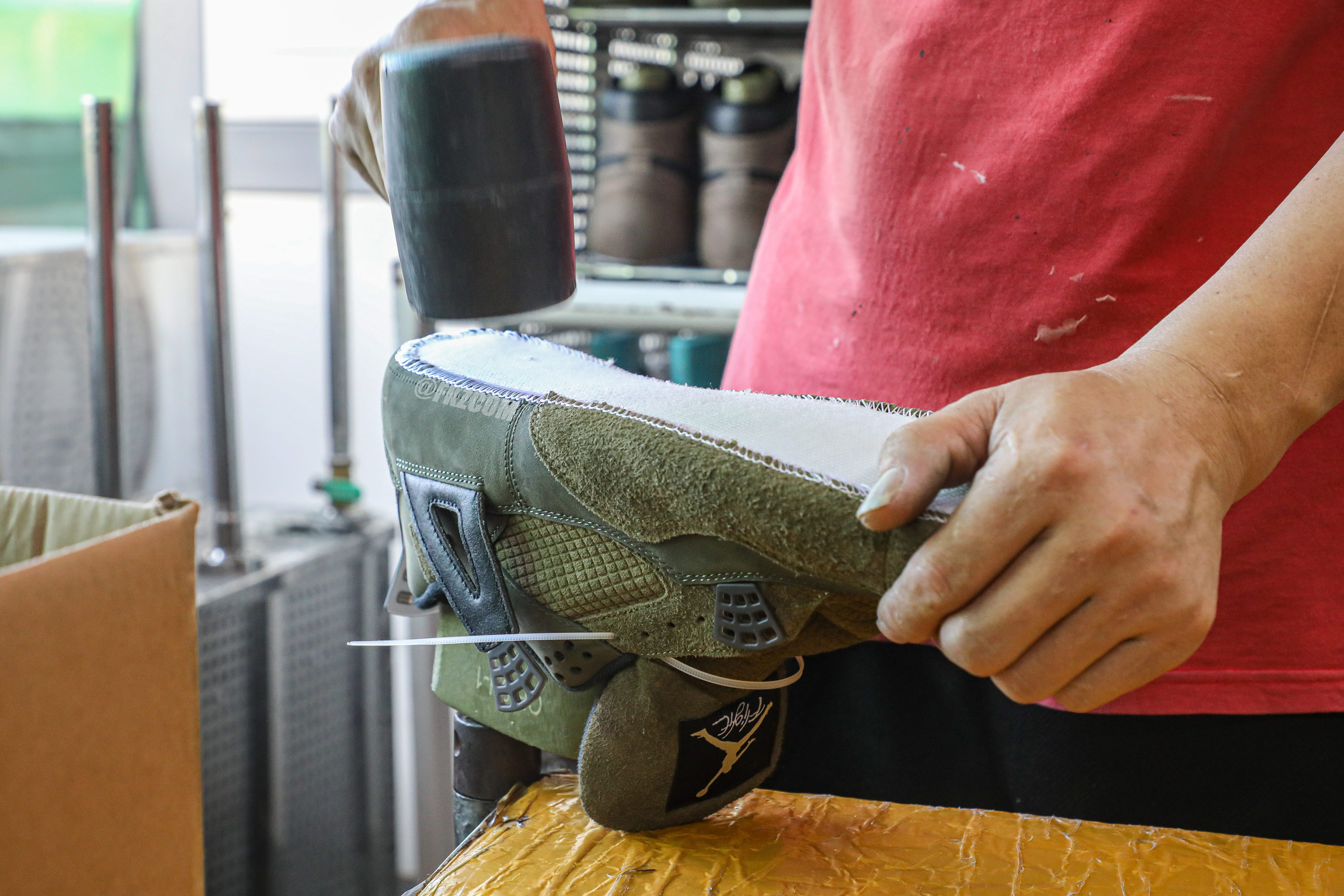 Air Jordan 4 Retro SE Craft Medium Olive (LN5 A1)