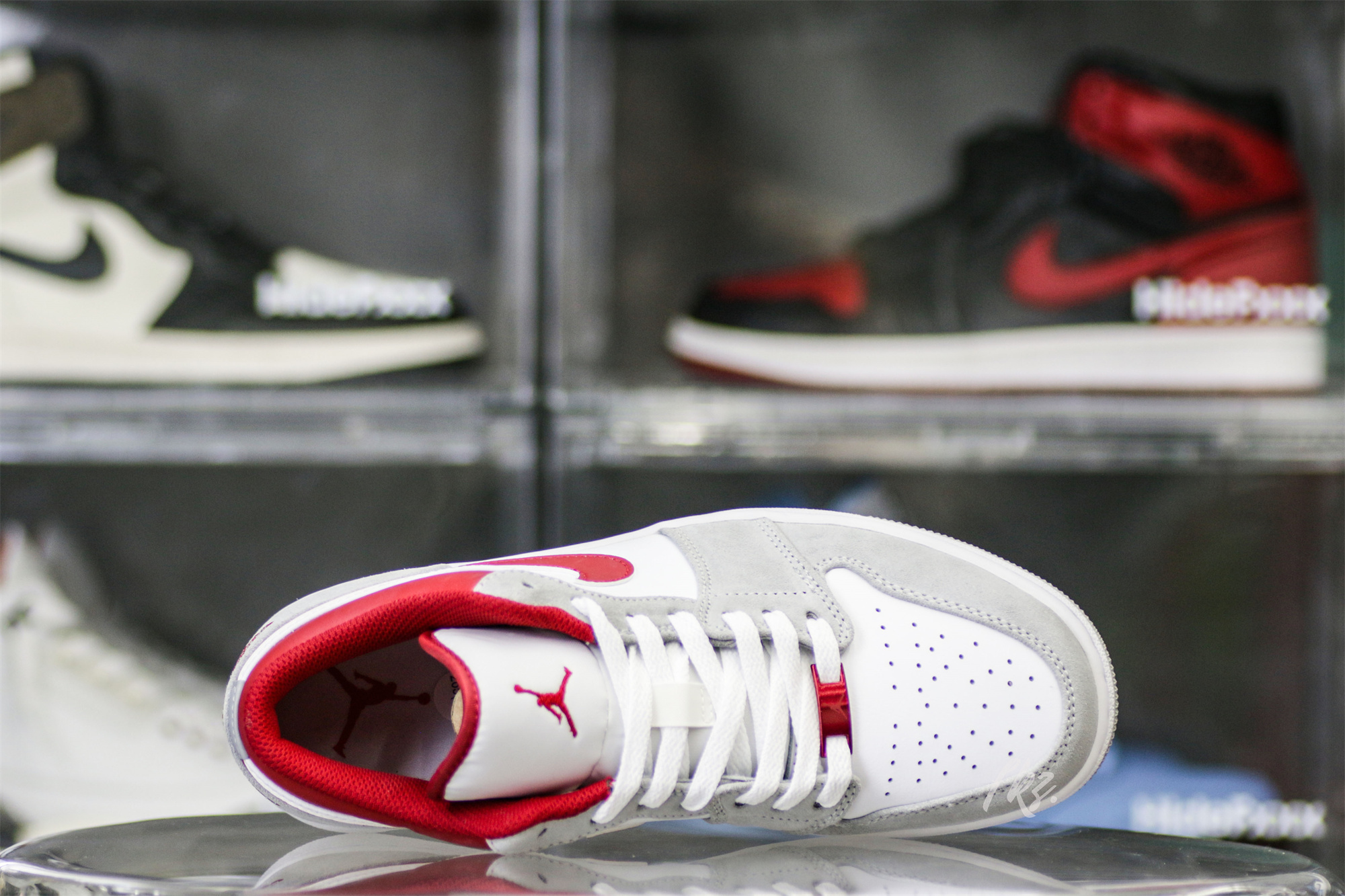 Air Jordan 1 Low SE Light Smoke Grey Gym Red