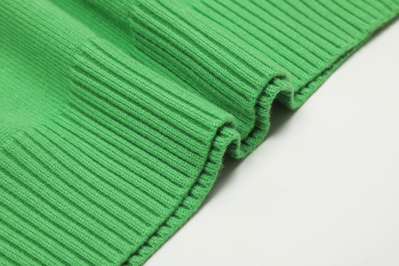 Am1 2024SS classic green jacquard big heart turtleneck sweater