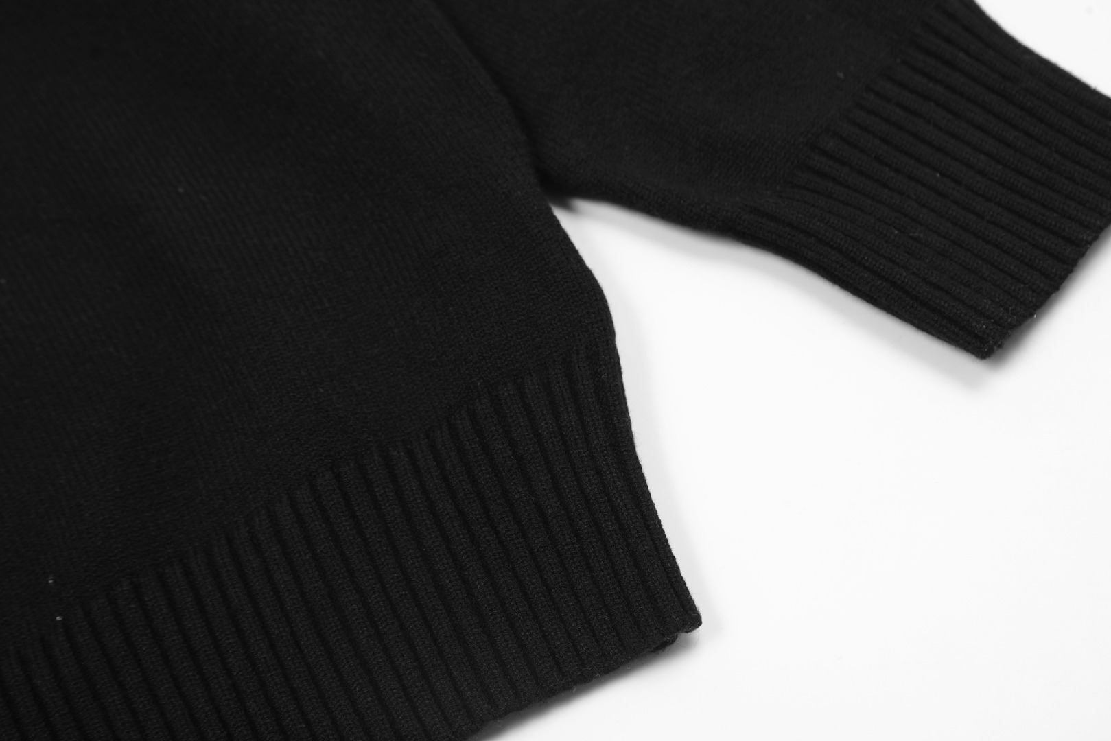 Am1 2024SS classic black jacquard big heart turtleneck sweater